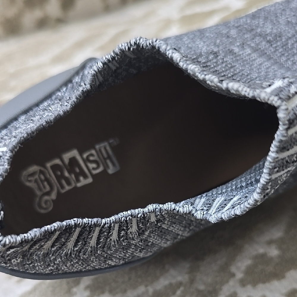 Brash Gray Knit Slip-On Sneakers with Textured Upper - Picture 3 of 13